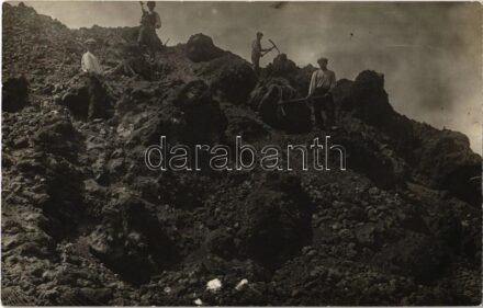Etna, lávakövek szétbontása a kőlavina megindulásának elkerüléséhez / dismantling of lava stones to prevent an avalanche. photo