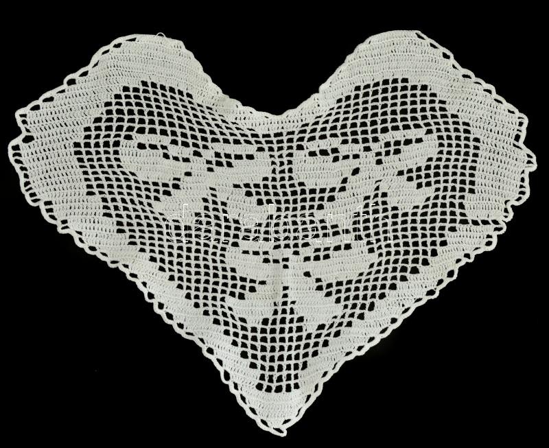 Szív alakú masnimotívumos csipketerítő, 37x47 cm