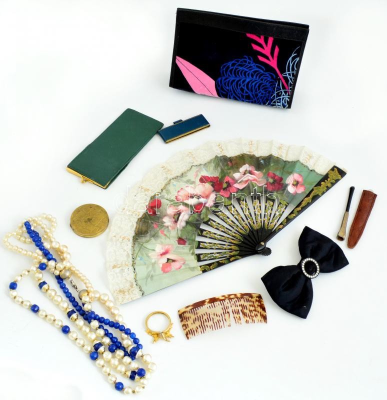 Össz. 11 db régebbi és retro, elsősorban női használati tárgy, bizsu és bolha tétel: legyező, fésű, szipka, nagyító, Toscana Zart-Puder fém púderes doboz, nyaklánc, csipesz bőr tokban, bőr szemüvegtartó, tépőzáras kézi