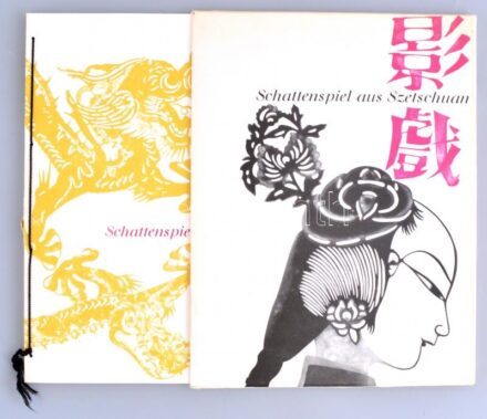 Schattenspiel aus Szetschuan. München 1964, Ehrenwirth. Fekete-fehér illusztrációkkal. Kiadói papírkötés kissé sérérült gerinccel, kiadói karton tokban.