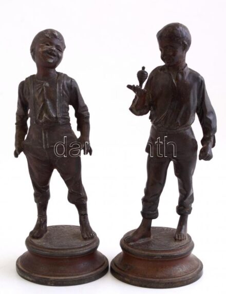 Adolphe Rivet (1855-1908) Búgócsigás fiú, térdnadrágos fiú '1re Toupie' et '1re culotte' jelzett, bronzírozott spiáter szobor pár. A nadrágos sérült. m: 19 xm