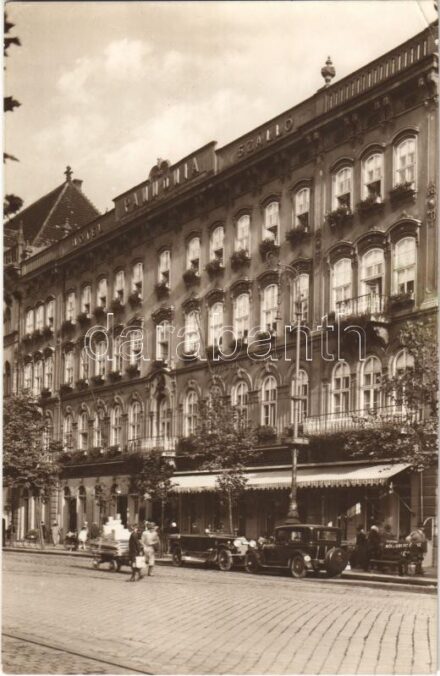 Budapest VIII. Hotel Pannonia szálloda és kávéház, automobil (EK)