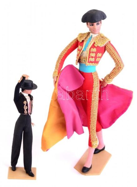 2 db Marin Chiclana vintage spanyol baba figura, műanyag, díszes szövet öltözetben, arc kézzel festett: Matador, m: 44 cm és táncos, m: 27,5 cm, talapzaton jelzett, jó állapotban / 2 pcs of vintage Marin Chiclana figurines, plastic with