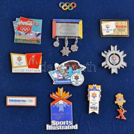 Amerikai Egyesült Államok 2002. 'Salt Lake City' (11xklf) jelvény az Olimpiai hivatalos szponzorainak (Coca-Cola, Kodak, McDonalds, Panasonic...stb.) logóival, üvegezett fa díszdobozban T:1 USA 2002. 'Salt Lake City' (11xdiff) badges with