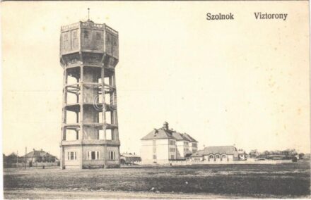 Szolnok, víztorony, fiúiskola. Vasúti levelezőlapárusítás 4793.