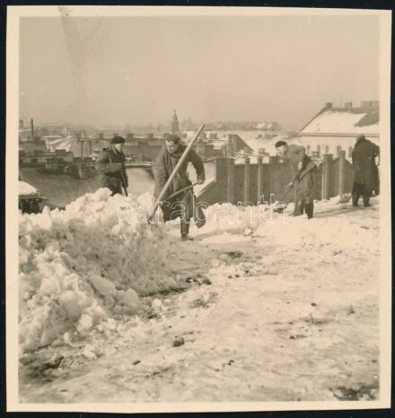 cca 1938 Kinszki Imre (1901-1945) budapesti fotóművész hagyatékából, jelzés nélküli vintage fotó (Havat lapátolnak), 6x5,7 cm