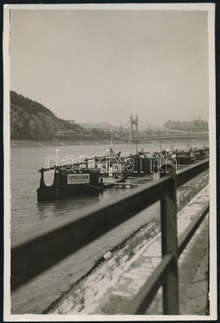 cca 1935 Kinszki Imre (1901-1945) budapesti fotóművész hagyatékából, jelzés nélküli vintage fotó (Rakpart a pesti oldalon), 9x6 cm