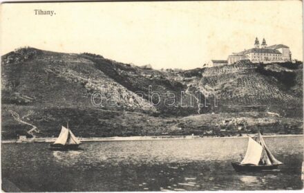 Tihany, Apátság, vitorlás csónakok. Kiadja Mérei Ignác 'A kerzdhelyi Hírlap' kiadóhivatala 1027.-1913. (fl)