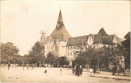 1929 Kecskemét, Tisza István Kollégium, hirdetőoszlop, árus