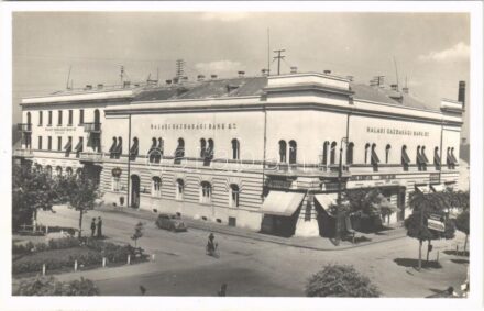 Kiskunhalas, Halasi Gazdasági Bank székháza, City Drogéria, Bercl Albert és fia, Farkas Kálmán órás, Langermann Sándor üzlete, Mobiloil Sphinx