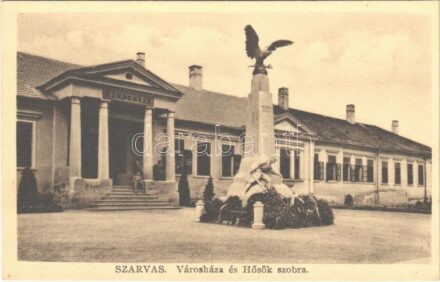 Szarvas, városháza és Hősök szobra
