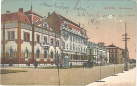 Szolnok, Gorova utca, Mezőgazdasági takarékpénztár, Első magyar általános biztosító társaság. Vasúti levelezőlapárusítás 295.
