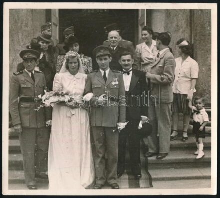 cca 1940 Kitüntetésekkel dekorált, bal kezében dísztőrt (?) tartó magyar repülőtiszt esküvői fotója, további katonákkal a csoportban, jelzés nélküli fotó, 16x18 cm