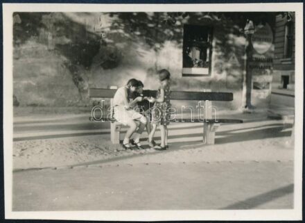 cca 1937 Kinszki Imre (1901-1945) budapesti fotóművész hagyatékából, jelzés nélküli, vintage fotó (barátnők), 4x5,6 cm
