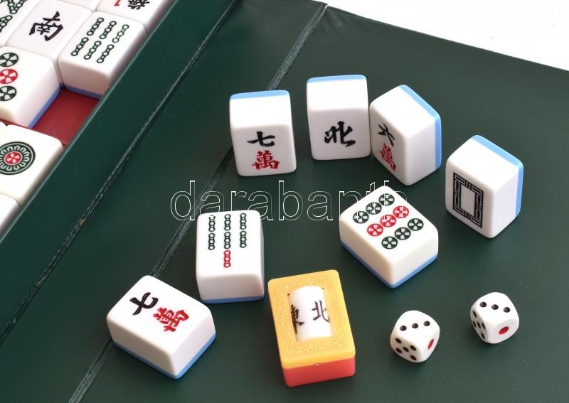 Kínai Mah-Jong készlet. Exkluzív, nagy méretű porclán őrlemény figurák. Kompletten / Chinese Mah-Jong large game set in original box 35x27 cm - Image 2