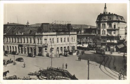 Nagyvárad, Oradea; Horthy Miklós tér, Magyar Általános Hitelbank nagyváradi fiókja, drogéria, villamos, magyar katonák, Fazekas, Vadas üzlete / square, bank, drugstore, tram, Hungarian soldiers, shops (EK)