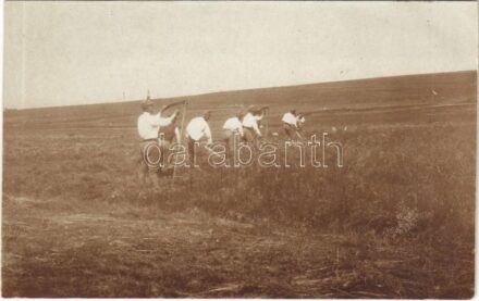 A front mögött, katonák aratják a terményt a menázsihoz / WWI Austro-Hungarian K.u.K. military, soldiers harvest the crop. photo
