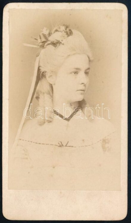 cca 1860-1870 Karatsay család egy hölgytagjának portréja, keményhátú fotó, Borsos és Doctor pesti műterméből, 10x6 cm
