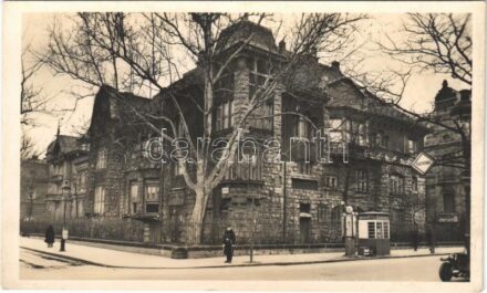 Budapest VI. Magyar Sajtó Háza, rendőr, Sphinx benzin Mobiloil benzinkút, töltőállomás. Andrássy út 101. Bajza utca sarok, Főútvonal tábla