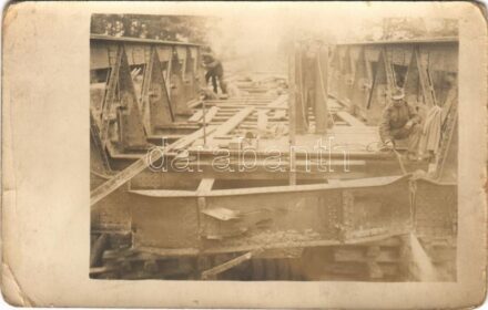 Osztrák-magyar katonák egy híd romjain / WWI Austro-Hungarian K.u.K. military, bridge ruins. photo (kopott sarkak / worn corners)