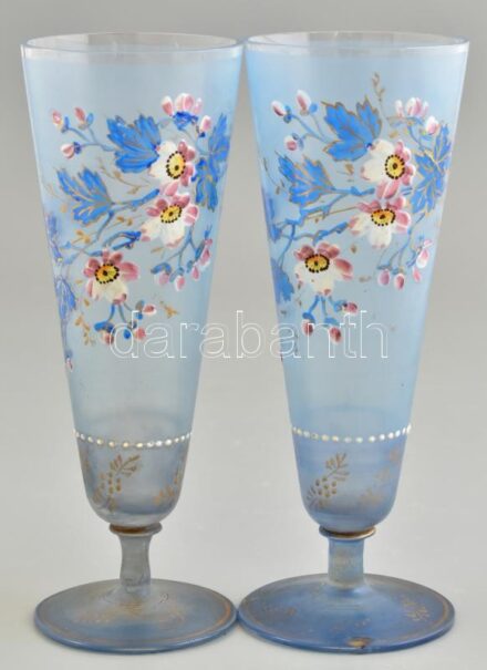 Antik talpas üveg pohár, 2 db. Kézzel festett virág dekorral, formába öntött. Egyik talpán csorbult. M: 17,5 cm / Antique glass, 2 pcs, hand painted, one of the damaged at the bottom