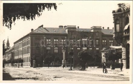 Pápa, Református kollégium, fodrász és hajfestés. Pax könyvkereskedés kiadása