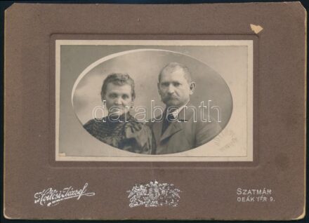 cca 1890-1910 Házaspár, keményhátú fotó Hollósi József szatmári műterméből, sarokhiánnyal, 16x11,5 cm