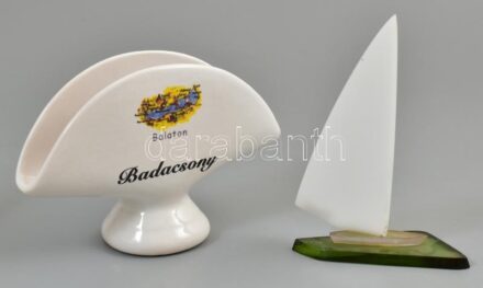 2 db retro balatoni dísztárgy.: Badacsony porcelán szalvétatartó 11 cm, szaru vitorlás.