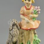 Lányka kutyával. Festett gipsz figura. Kopással. 24 cm
