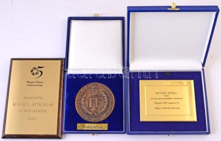 2000. 'Magyar Öttusa Szakszövetség - Köszönettel Kovács Attilának az öttusázóktól' fém fém emlékplakett lakkozott fa talapzaton (139x200mm) + 2000. 'Kovács Attila úrnak (...) Magyar Labdarúgó Szövetség' fém emlékplakett