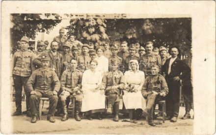 1917 Pozsony, Pressburg, Bratislava; sérült katonák csoportképe ápolónőkkel a kórház udvarán / WWI K.u.K. military hospital, injured soldiers with nurses. photo