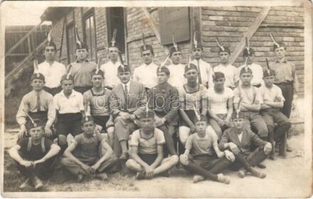 1927-28 7. levente szakasz, darutollas leventék csoportképe / Hungarian paramilitary youth organization's members with crane feathers. photo (fl)