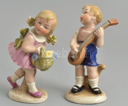 Bertram porcelán figurák párban, kézzel festett, jelzett, lány nyaka ragasztott, m: 12,5 cm