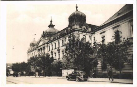 Nagyvárad, Oradea; Pénzügyi palota / financial palace, automobile