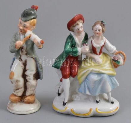 2 db porcelán tárgy: Hegedülő férfi, kézzel festett, Germany jelzéssel, apró kopásnyomokkal, m: 12,5 cm + Szerelmes pár, kézzel festett, jelzés nélkül, formaszámmal, hátoldalán mázrepedéssel, m: 11 cm