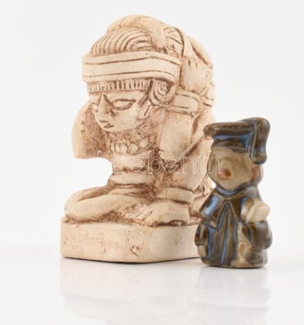 2 db kis méretű figura, faragott és festett, kis sérülésekkel, m: 8 cm és 4,5 cm