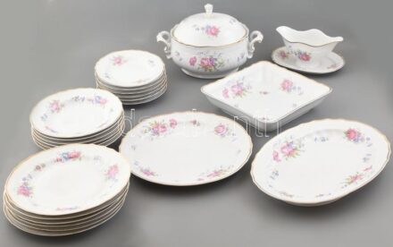 Hollóházi porcelán étkészlet. Kézzel festett, jelzett, néhány apró lepattanással, egy tányéron repedés, egyiken kis hiány.