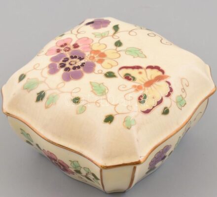 Zsolnay pillangó mintás porcelán bonbonier, kézzel festett, jelzett, mázrepedésekkel, 10,5x10,5x6cm