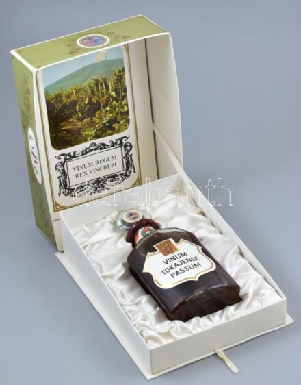 1979 Vinum Tokajense Passum, Tokaji 5 puttonyos aszú, Tolcsva, Tokajhegyaljai Állam Gazdasági Borkombinát, díszdobozban, sérült borítással, a dobozban üveg dugóval, 0,75 l.