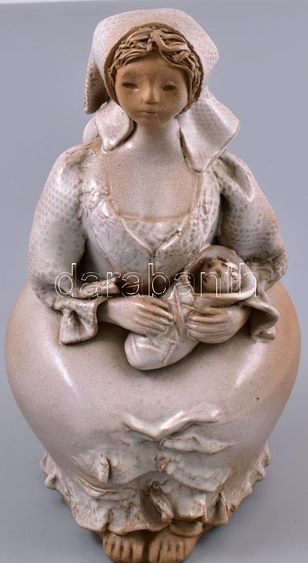 Berzy Katalin (1947- ): Anya gyermekével. Mázas kerámia, jelzett, kis kopásnyomokkal, m: 28 cm