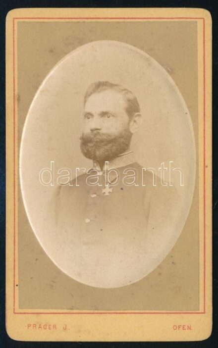 cca 1860-1870 Katona portréja, keményhátú, domborított porcelán hatású fotó Prager J. budai műterméből, 10,5x6,5 cm