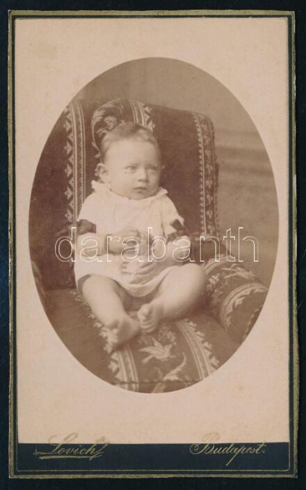 cca 1890-1900 Babaportré, keményhátú fotó Lovich budapesti műterméből, 10,5x6,5 cm