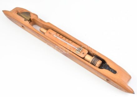 Egyedi formatervezésű német higanyos fali hőmérő, fa és fém, jelzett, kis kopással, m: 47 cm