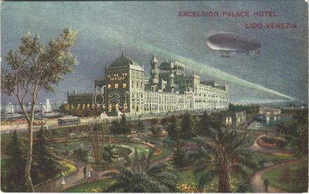 Airship over the Excelsior Palace Hotel (Lido-Venezia) in Venice (EK)
