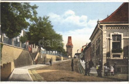 Medgyes, Mediasch, Medias; Forkeschgasse mit Tor / Farkas utca és a kaputorony. Franz Wendler kiadása / street view, gate tower