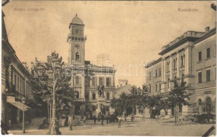 Komárom, Komárno; Klapka György tér és szobor, városháza, könyvnyomda, Krausz Dávid férfi szabó, Ipovitz és Ivánfi üzlete. Freisinger Mór kiadása / square and statue, town hall, book printing shop (EB)