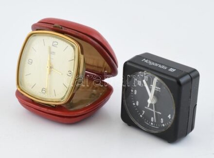 1 db retro mechanikus utazó óra (javításra szorul) és egy db quartz szerkezetű asztali óra. m: 5,5 cm és 3 cm
