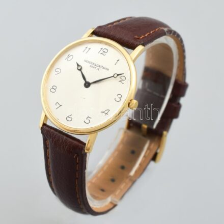 Vacheron Constantin 18k arany kézi felhúzós karóra ca. 1950 Jelzett tok. Számlapon néhány apró pötty, hátul a tokon karcok. Működő állapotban. d. 30 mm. / A 18k Yellow Gold vintage Vacheron Constantin manufactured in 1950's.