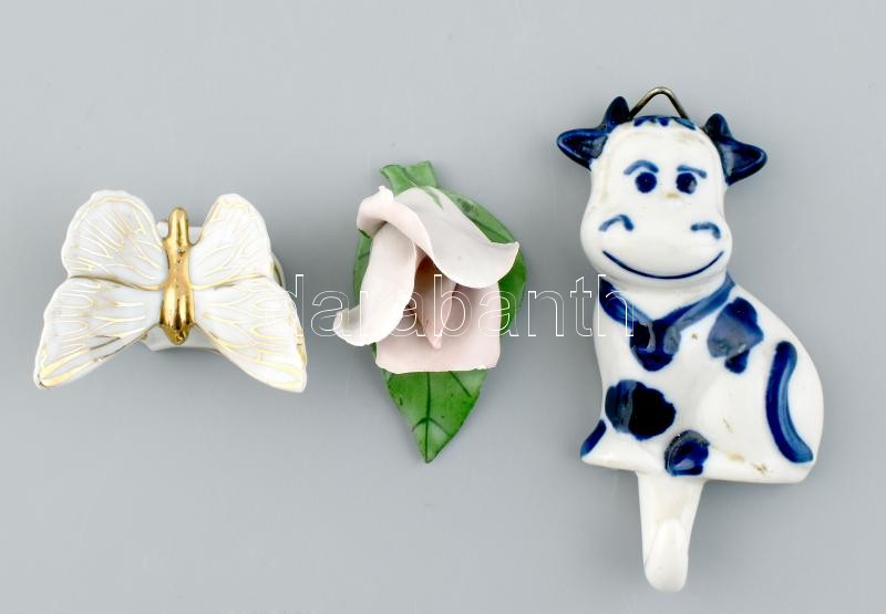 3 db kis porcelán figura (Aquincumi rózsa, pillangó, boci akasztóval). Kézzel festettek, az egyik jelzett, kis kopással.