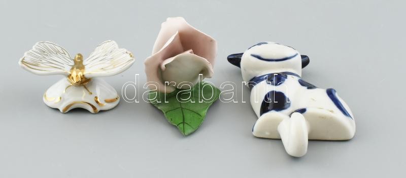 3 db kis porcelán figura (Aquincumi rózsa, pillangó, boci akasztóval). Kézzel festettek, az egyik jelzett, kis kopással. - Image 2